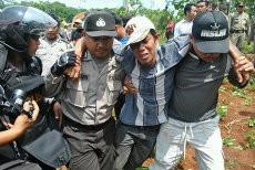 Warga Menolak, Eksekusi Tanah Lemah Ireng Semarang Ricuh