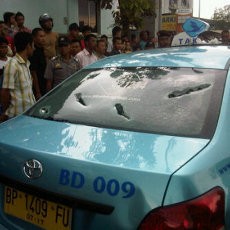 Sopir Taksi Babak Belur Dihajar Sesama Sopir di Batam, Mobilnya Dirusak