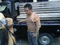 Ketahuan Curi BB dan PSP, Aryanto Babak Belur Dihajar Massa