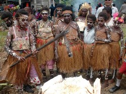 Yuk! Ikut Para Mama di Kaugapu Mengolah Sagu 