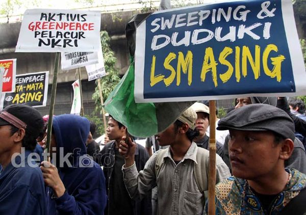 Massa Desak Pemerintah Bubarkan Greenpeace