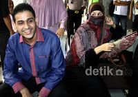 Lama Berpisah, Nazar-Neneng Bertemu di Tipikor