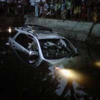 Hindari Truk, Mobil Terios Terjun ke Kali Semolowaru