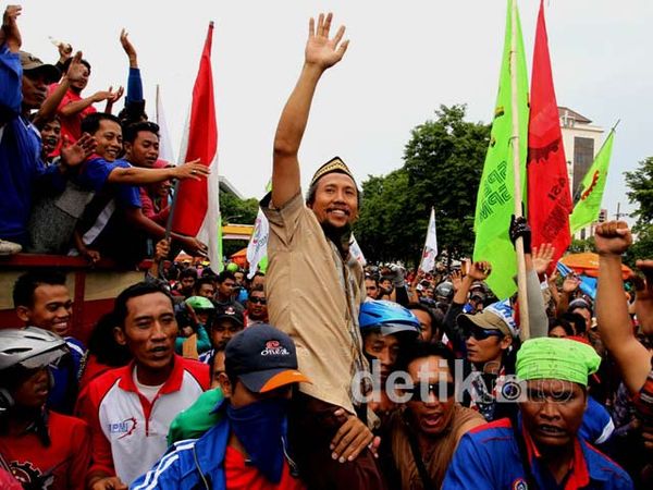 Dua Aktivis Buruh yang Ditahan Polisi Dibebaskan
