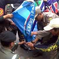 Pro Gus Dur di Jember Marah, Bendera Partai Demokrat Dirobek-robek