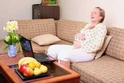 Ibu Hamil Kontraksi Lalu Melahirkan Prematur Gara-gara Standup Comedy