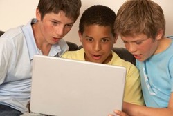 Survei: Kebanyakan Remaja Mengenal Seks dari Teman-temannya