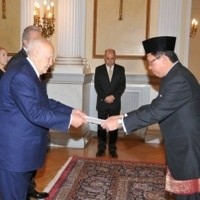 Dubes Bahanadewa Serahkan Surat-surat Kepercayaan 