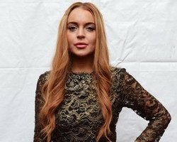 Terancam Masuk Penjara Lagi, Lindsay Lohan Ngaku Kecanduan Alkohol