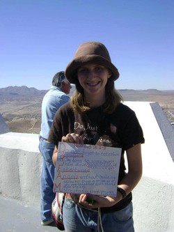 Siapa yang Mau Bantu Gadis Ini Temukan Topinya?