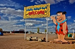 Semua Tokoh Flintstones Ada di Desa Ini