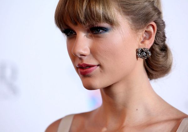 Taylor Swift Cantik Seperti Boneka
