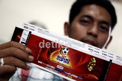 Salah satu pendukung tim Merah Putih adalah Pak Dwi yang tampak memborong tiket pertandingan Indonesia vs Malaysia tersebut.