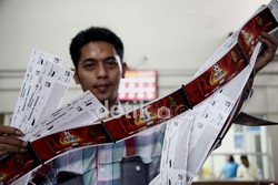 Tidak tanggung-tangung, pekerja di bidang telekomunikasi ini memborong 200 tiket untuk nonton bersama teman-temannya yang bekerja di negeri Jiran.