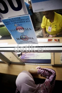 Tidak terlihat antrean memang, namun 15.000 tiket yang dijual di KBRI terus dibeli para WNI.