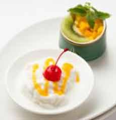 Salad Mangga Gurih Bertabur Parutan Kelapa Muda, Yummy!