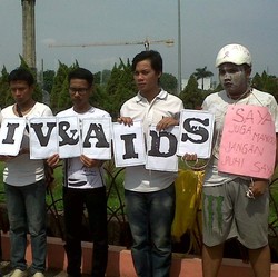 Peringati Hari AIDS, Puluhan Mahasiswa Keliling di Tugu Muda Semarang
