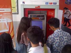  Usai Dibagikan Kartu Pintar oleh Jokowi, Siswa Antre ke ATM