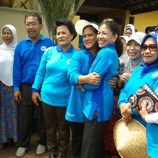 Istri Jokowi Kompak Tanam Pohon Bareng Bu Ani di BKT