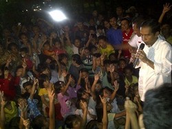 Lagi, Jokowi Bagi-bagi Hadiah untuk Anak-anak di Manggarai Jaksel