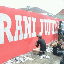 Seniman Jalanan Buat Mural Berani Jujur Hebat Sepanjang 15 Meter