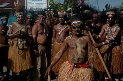 Saat Peresmian Gereja, Warga Papua Menari Bersama