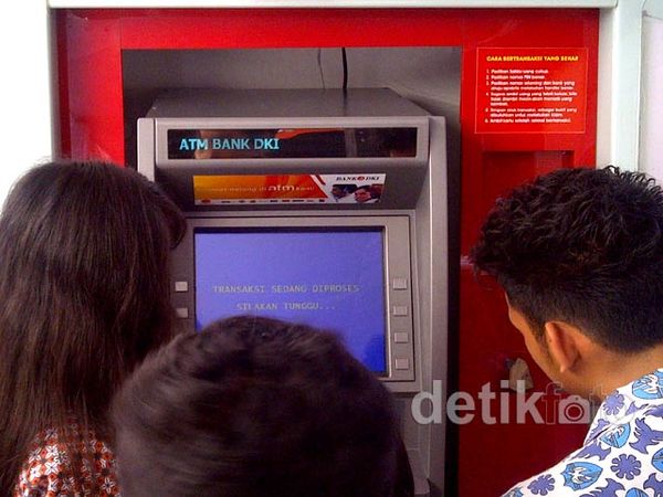 Usai Terima Kartu Pintar, Siswa Antre ke ATM