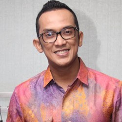Steny Agustaf, Si Penggemar Batik