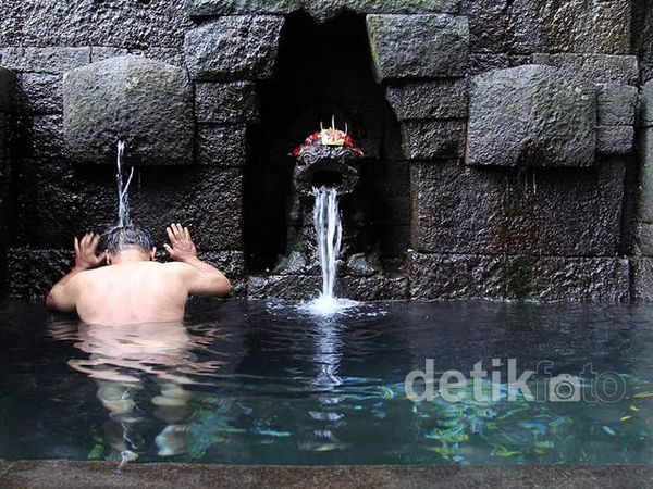 Air Petirtaan Jolotundo Diyakini Bikin Awet Muda