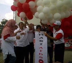 12 LSM dan Perusahaan Terima Penghargaan dalam Peringatan HIV AIDS