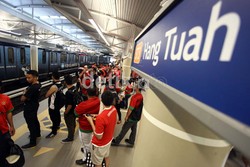 Suporter Indonesia menunggu kedatangan kereta yang akan membawanya ke Stadion Bukit Jalil.