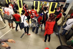 Suporter Indonesia menunggu kedatangan kereta yang akan ditumpanginya.