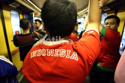 Beberapa suporter Indonesia rela berdiri karena tidak dapat tempat duduk.