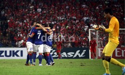 Para pemain Malaysia merayakan kemenangan. Dalam pertandingan ini, Malaysia membobol gawang Indonesia lewat  Azammuddin bin Mohd Akil (menit 27) dan Mahalli Jasuli (menit 30).