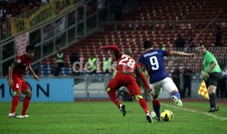 Okto berusaha menghentikan Norshahrul.