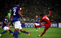 Samsul Arif melepaskan tembakan ke gawang Malaysia.