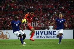 Andik terbang untuk mengontrol bola.