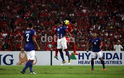 Para pemain Indonesia berusaha mematahkan serangan Malaysia.