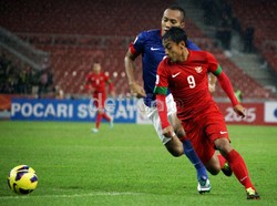 Samsul Arif berusaha menembus pertahanan Malaysia.