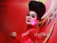 Dress Merah Glamour Syahrini