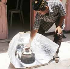 Pemanas Tenaga Surya Berbahan Kardus Bekas untuk Masak