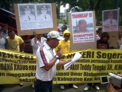 Demonstran Lempari Kantor Kemendagri dengan Telur Busuk