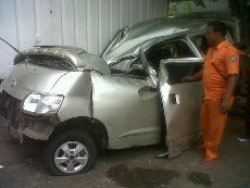 Mobil Grandmax Tabrak Tiang Jembatan Tol Kanci, 1 Tewas