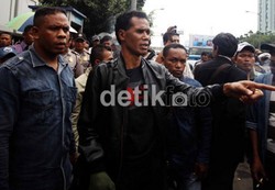  Ratusan Polisi Jaga Sidang 99 Terdakwa Bentrokan Kubu Hercules vs Rais Kei