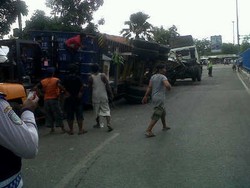 Naik Trotoar, Kontainer 30 Ton Terbalik di Tanjung Priok