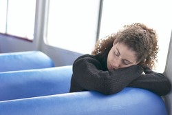 7 Trik Jahil Agar Bangku Sebelah Tetap Kosong Saat Naik Bus