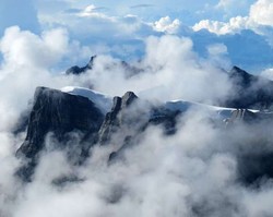 Ini Dia Salju di Puncak Carstenz