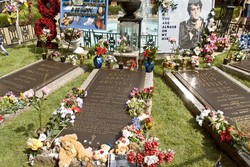 5 Makam Rocker Paling Legendaris di Dunia