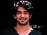Saat Reza Rahadian Jadi Sutradara