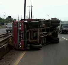 Truk Muat Kaca Terguling di Exit Tol Bundaran AAL